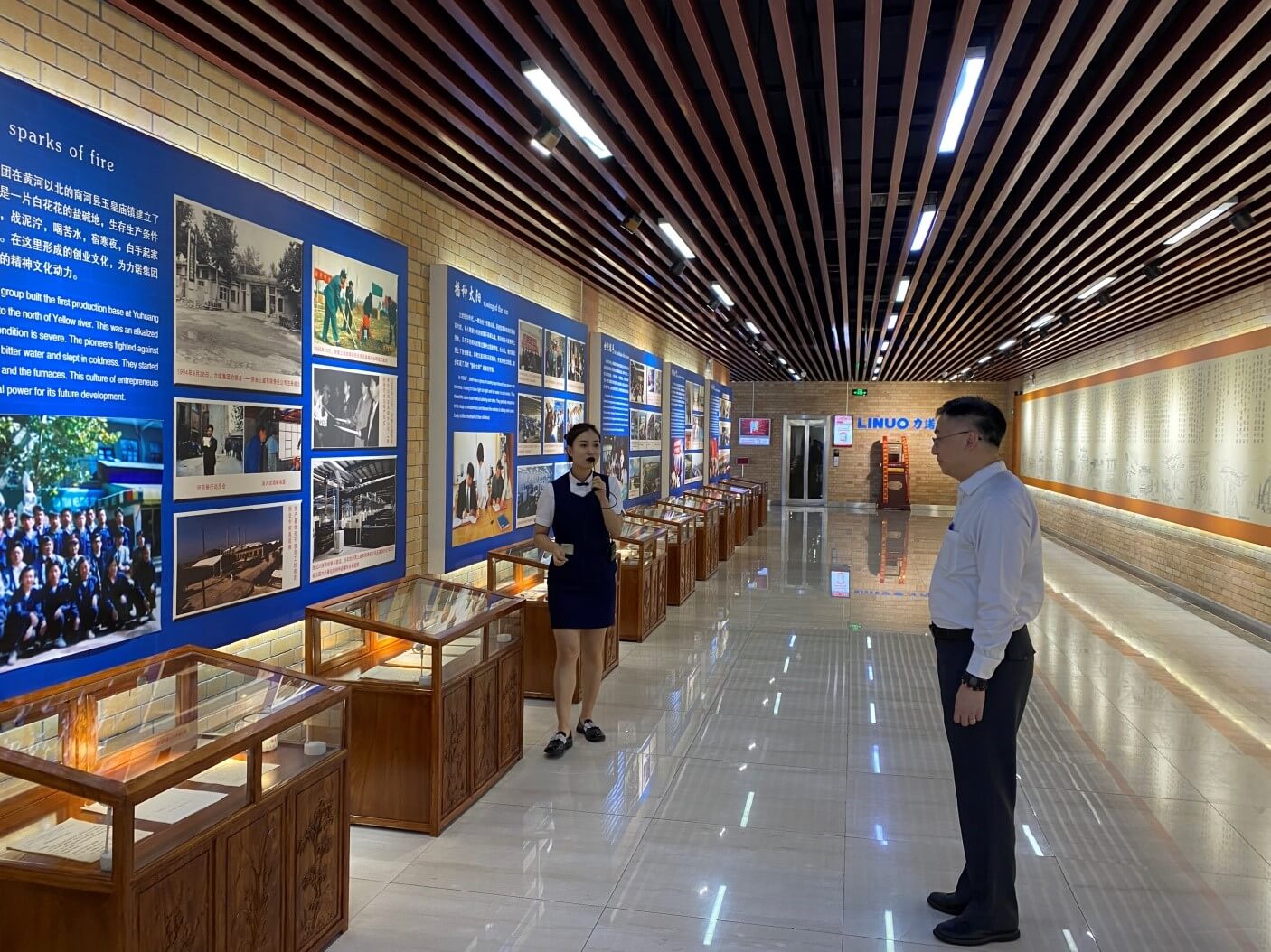 駐山東聯絡處副主任方明遠（右）訪問宏濟堂中醫藥文旅產業園