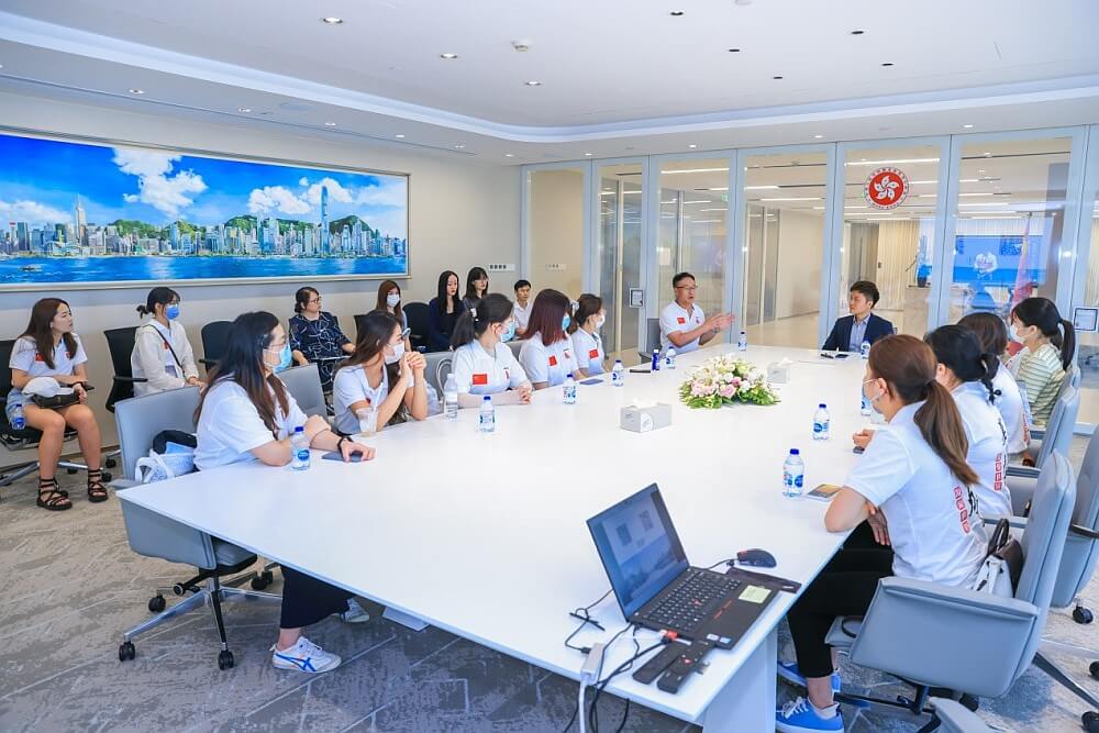 駐滬辦副主任勞逸民（中）與實習團的學生會面交流