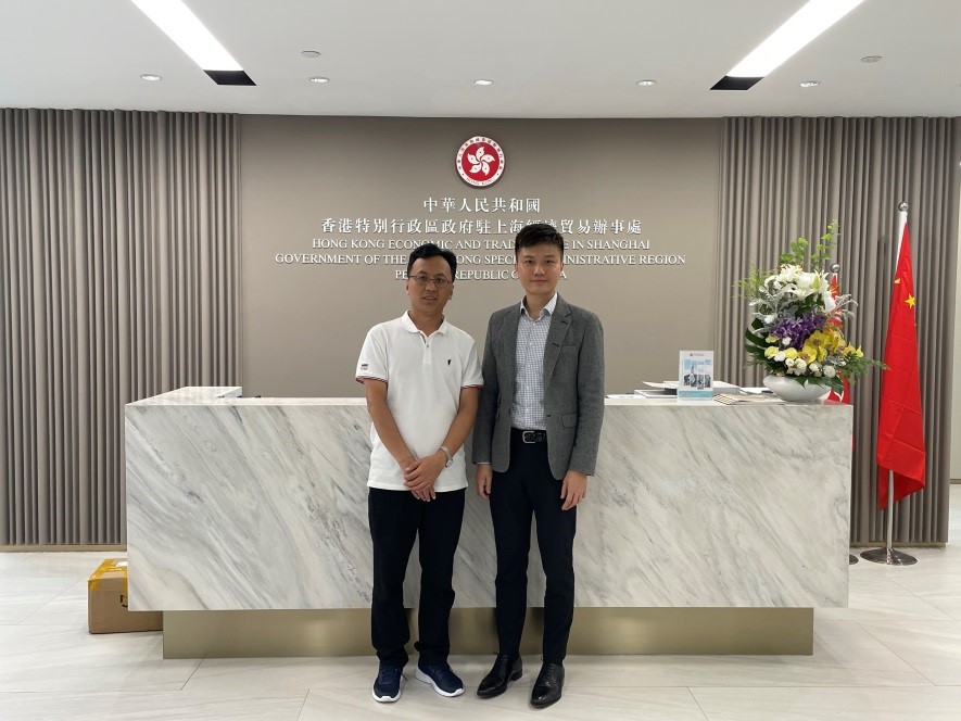駐滬辦副主任勞逸民（右）與張建教授於會面後合影