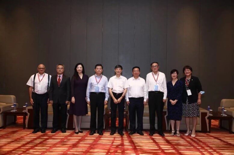 出席論壇的部分嘉賓（從左依次）：孔宏德（上海白玉蘭獎得主，上海商事調解中心調解員）、蔣惠嶺（中國商事調解發展合作機制主席、同濟大學法學院院長）、劉曉紅（上海政法學院校長、上海仲裁委員會主任、最高人民法院國際商事法庭專家委員會委員）、孫建平（上海現代服務業聯合會副會長、上海經貿商事調解中心理事長）、崔亞東（上海市法學會會長）、趙義懷（中國（上海）自由貿易試驗區臨港新片區管委會專職副主任）、張斌（上海市高級人民法院副院長）、蔡亮（香港特區政府駐上海經濟貿易辦事處主任）、張巍（上海經貿商事調解中心主任）