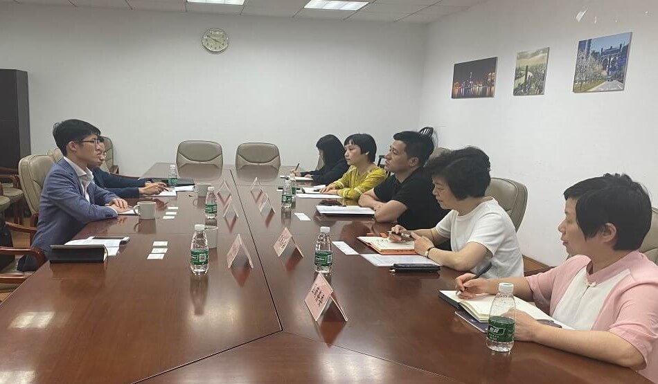 駐滬辦經貿關係總監龐錦輝（左一）與上海市虹口區商務（經濟）委員會主任伍志勇主任（右三）、副調研員何冰（右二）、外資科科長張菁（右四）、外貿科科長王燕（右一）及外資科副科長張若琳（右五）會面交流