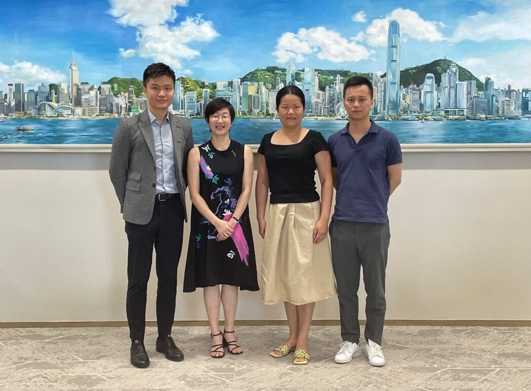 駐滬辦主任蔡亮（左二）及副主任勞逸民（左一）與華菁會上海分會會長陳蔚（右二）及副會長濮澤飛（右一）會面後合影