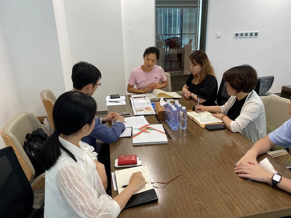 洛泰（上海）投資有限公司項目總監、行政總裁高級執行助理張仰超（中）向駐滬辦經貿關係總監龐錦輝（左二）一行介紹公司情況