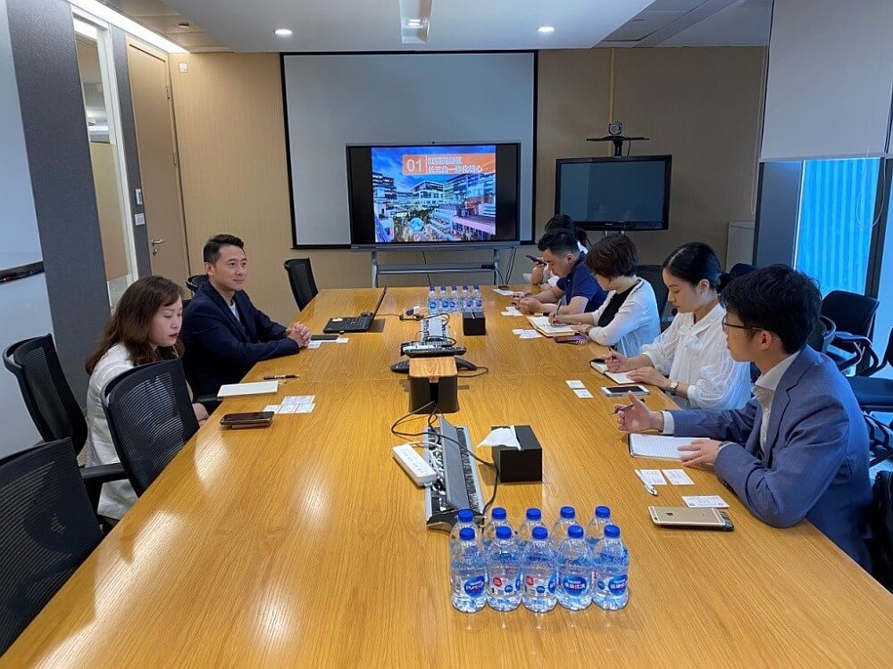 中國新天地虹橋項目助理總經理陸璽（左二）、高級租務經理倪華敏（左一）與駐滬辦經貿關係總監龐錦輝（右一）一行會面交流