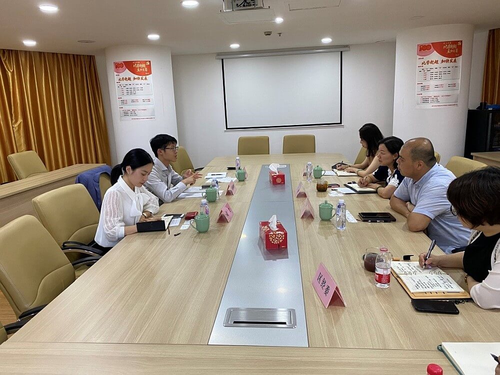 駐滬辦經貿關係總監龐錦輝（左二）與上海市閔行區經濟（商務）委員會副主任沈麗（右三）、閔行區僑辦主任陳超（右二）、閔行區投資促進中心副主任瞿莉麗（右四）會面交流