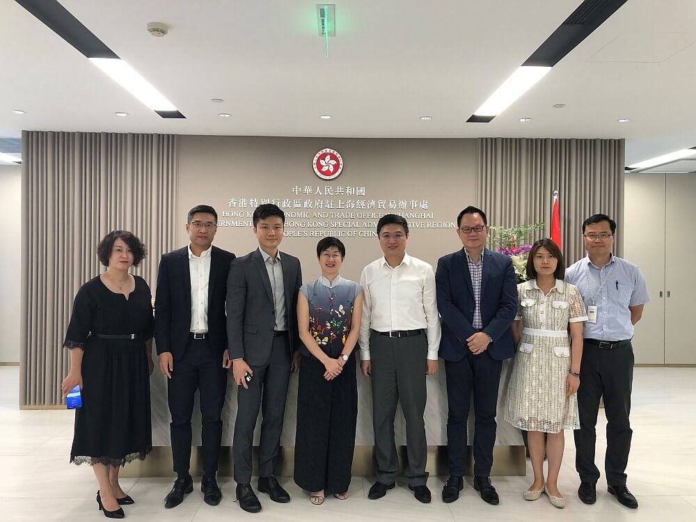 駐滬辦主任蔡亮（左四）與上海市民政局副局長曾群（右四）等合影