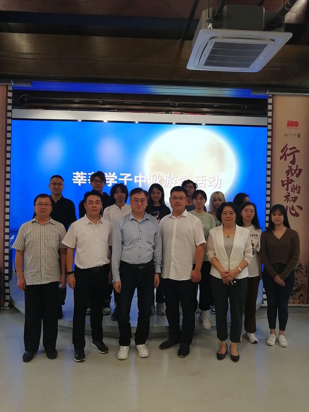 駐山東聯絡處副主任方明遠（前排中）、濟南市委統戰部港澳台處處長陳小兵（前排右二）及濟南市台港澳事務辦公室港澳處處長王文華（前排左二）等與山東大學香港學生合照