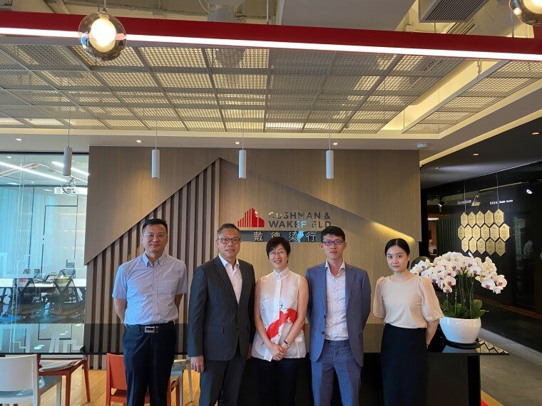 駐滬辦主任蔡亮（中）一行與戴德梁行華東區董事總經理黎慶文（左二）合影