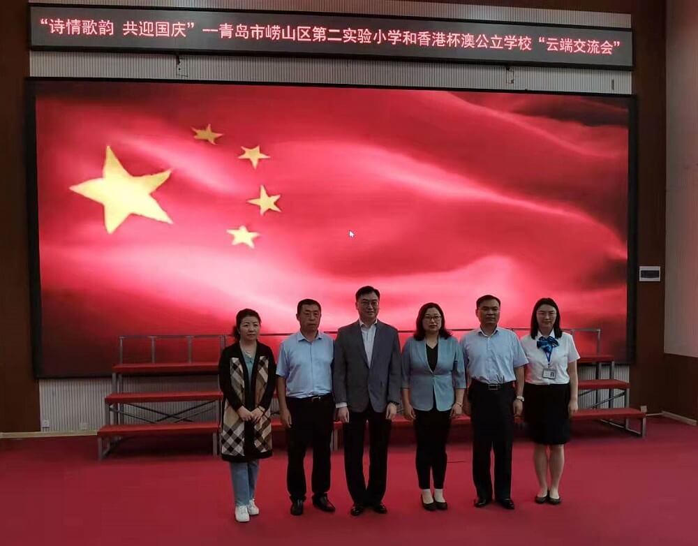 駐山東聯絡處副主任方明遠（左三）與青島海外聯誼會副會長張輝（右三）等合影