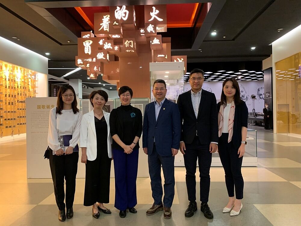駐滬辦主任蔡亮（左三）與上影集團董事長王健兒（右三）等合影