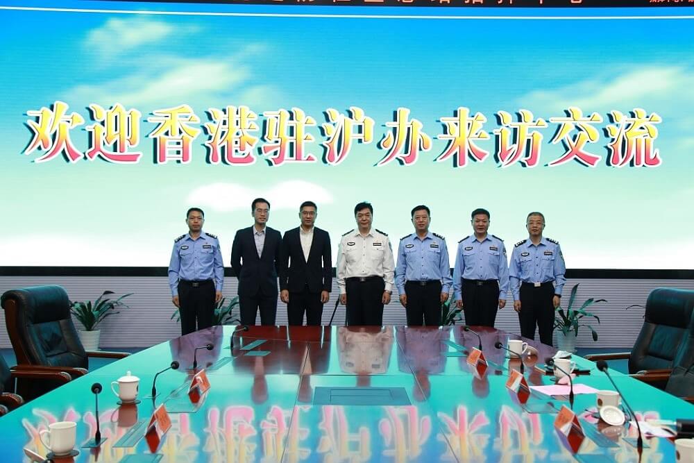 駐滬副主任翁榮楨（左三）與江蘇出入境邊防檢查總站副總站長蔡錦明（中）等合影
