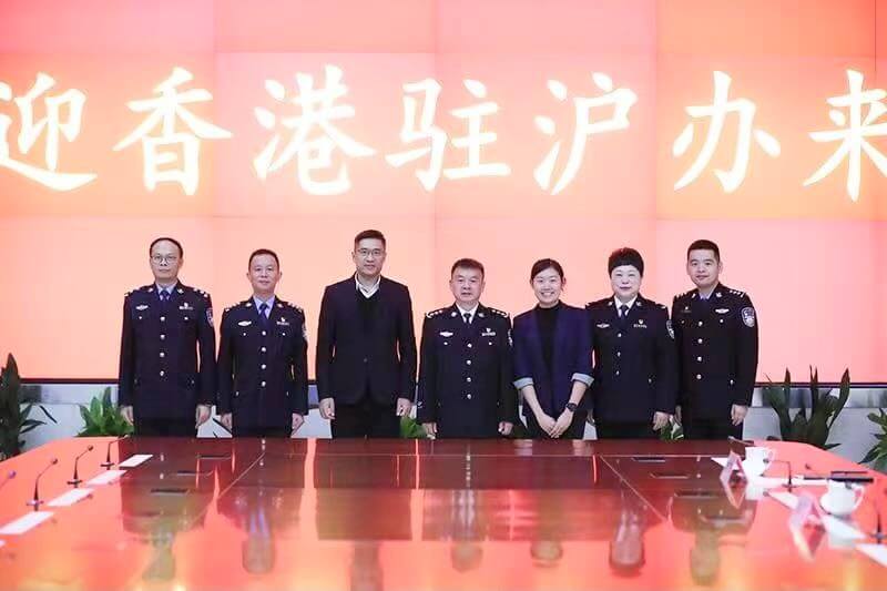 駐滬辦副主任翁榮楨（左三）與浙江出入境邊防檢查總站政委朱建敏（中）等合影
