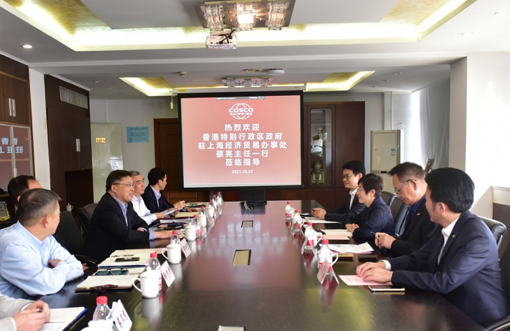 駐滬辦主任蔡亮（右三），副主任鞏連全（右二）與上遠總經理秦江平（左三），副總經理陳兵（左四）交談