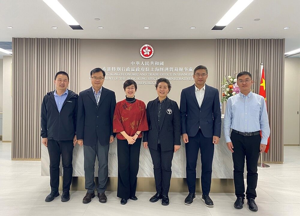駐滬辦主任蔡亮（左三）與威海市委台港澳辦三級調研員蔡君麗（右三）等合影留念