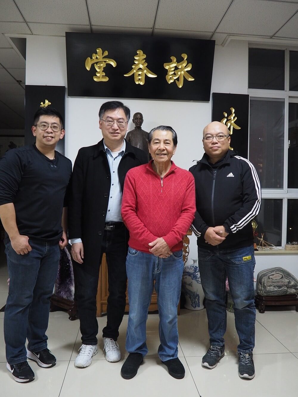駐山東聯絡處副主任方明遠（左二）與陸偉德師傅（右二）等合照