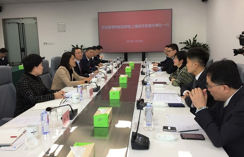 駐滬辦主任蔡亮（右三）與青浦區代區長楊小菁（左二）會面交流