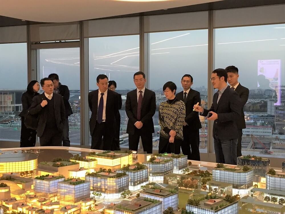 駐滬辦主任蔡亮（右四）在青浦區副區長候選人陳匯青（右五）陪同下參觀了位於西虹橋商務區的聯美新虹橋展示中心