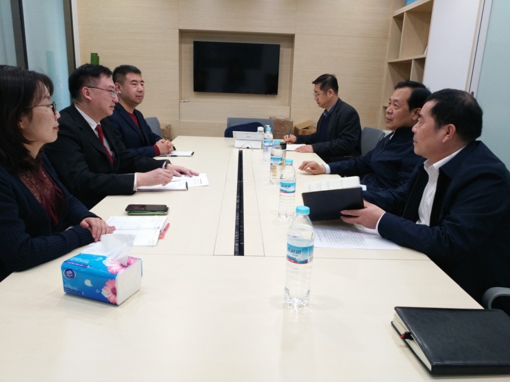 駐山東聯絡處副主任方明遠（左二）、濟南市委台港澳事務辦公室主任韓永軍（右二）等會面