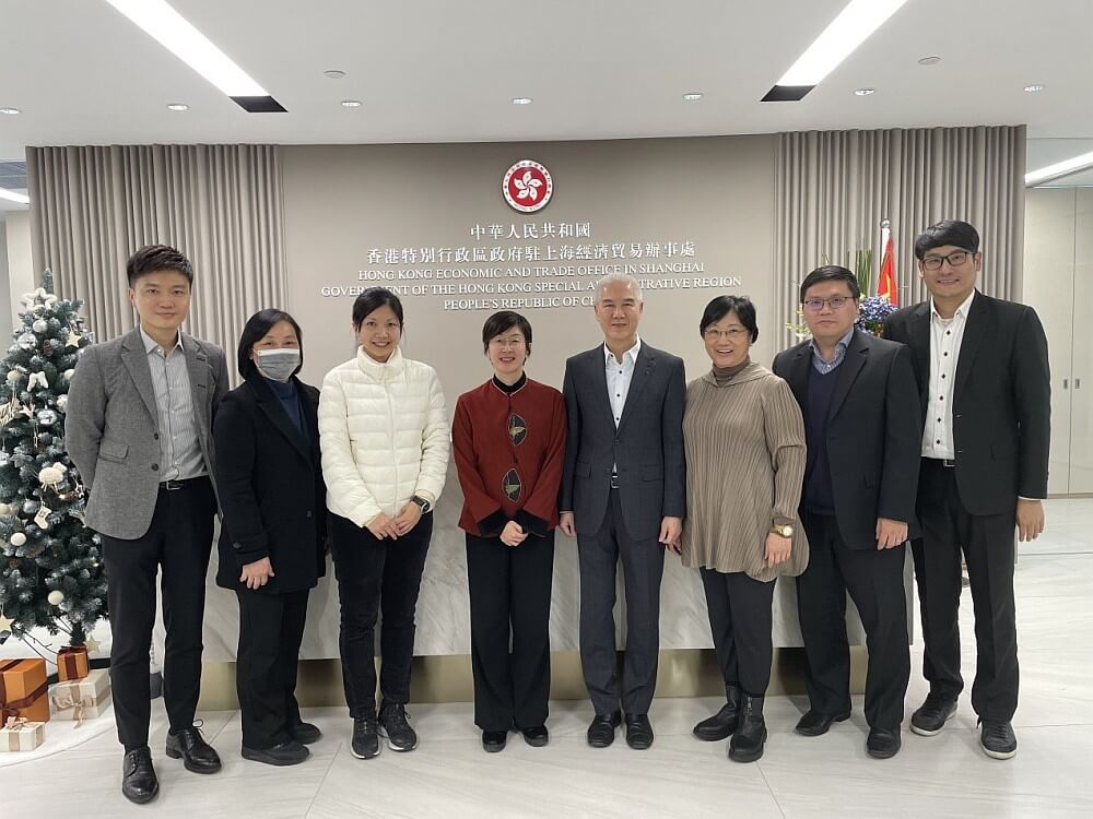 駐滬辦主任蔡亮（左四）、國際熱愛大自然促進會會長呂志華（右四）及其他與會者於會面後合照