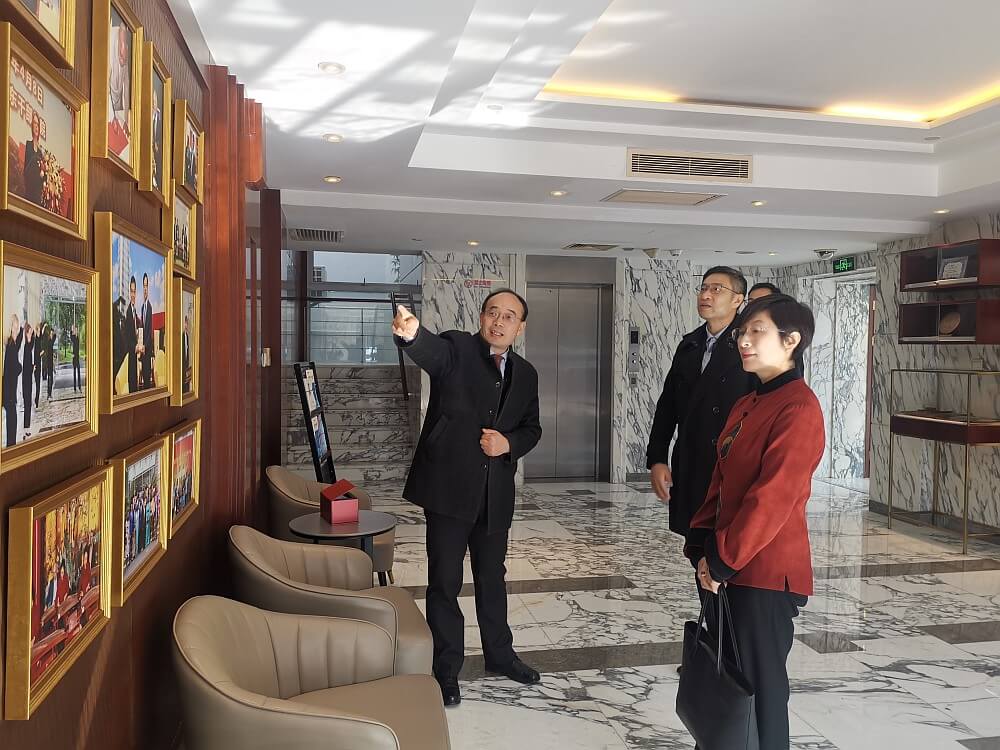 駐滬辦主任蔡亮（右一）參觀學院改革開放實驗室