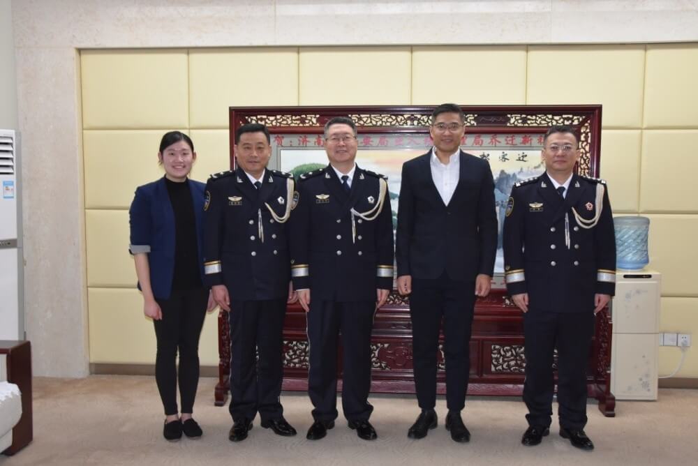 駐滬辦副主任翁榮楨（右二）與濟南市公安局出入境管理局局長宋心河（中）等合影