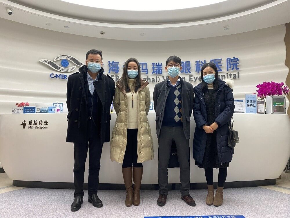駐滬辦經貿關係總監龐錦輝（右二）一行與上海希瑪瑞視眼科醫院健康管理部經理馬曉星女士（左二）合影留念