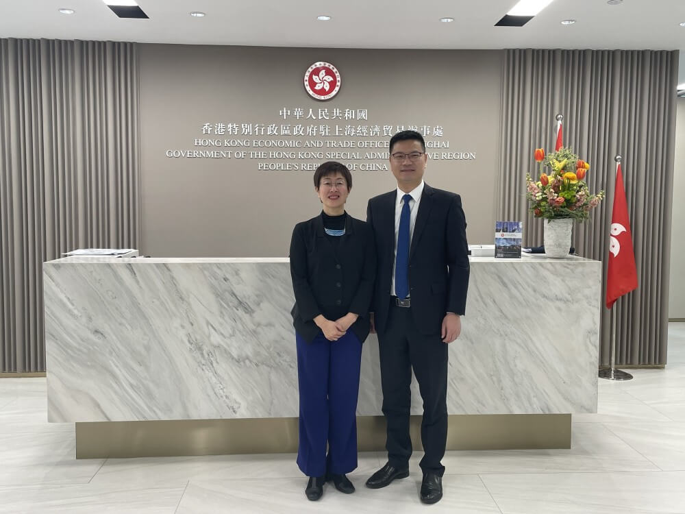 駐滬辦主任蔡亮（左）與溫州市港澳辦主任楊德聽會面後合照留念。
