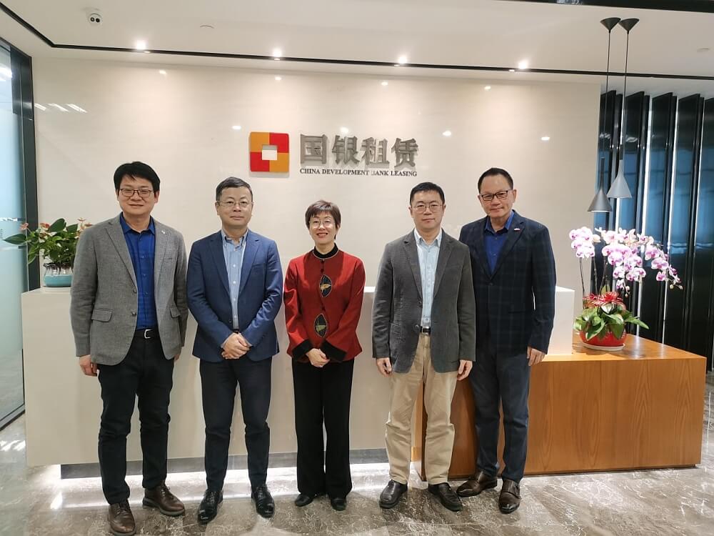 到訪國銀租賃船舶事業部。駐滬辦主任：蔡亮（居中）、事業部總經理：熊劍峰（左二）、事業部副總經理：劉玉貫（右二）