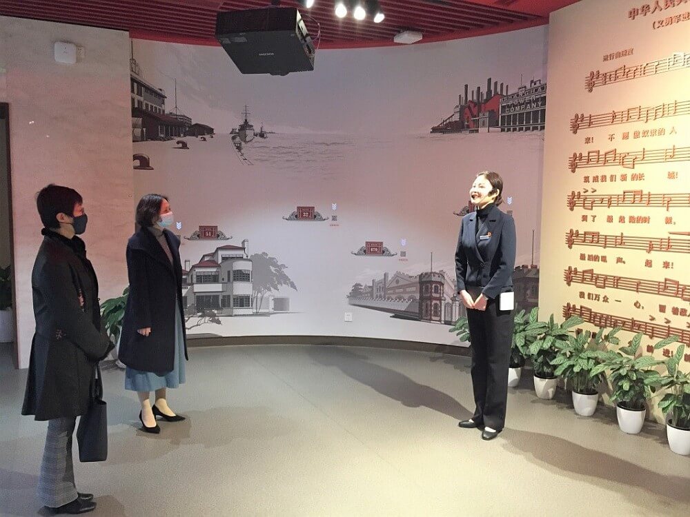駐滬辦主任蔡亮（左一）在楊浦區副區長施方（中）陪同下參觀國歌展示館