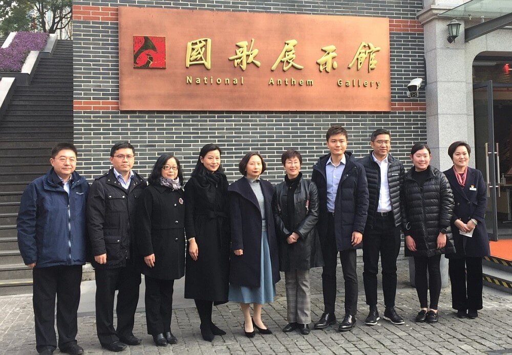 駐滬辦主任蔡亮（右五）、楊浦區副區長施方(左五)及其它參觀人員於展示館前合影