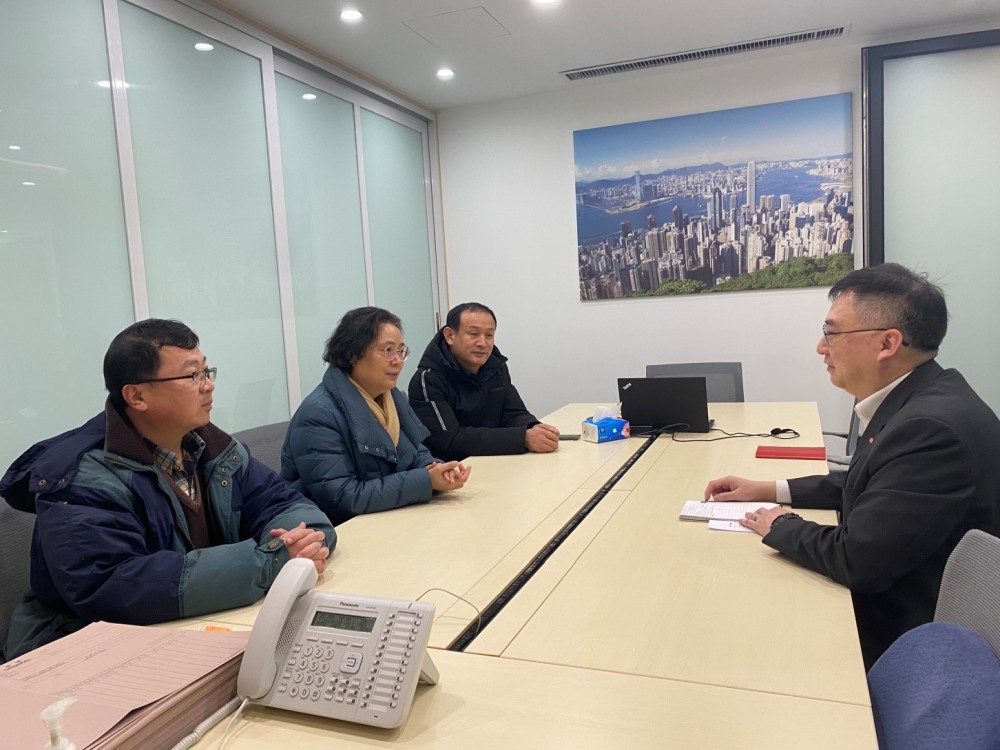 駐山東聯絡處副主任方明遠（右）與歷下區統戰部副部長趙金霞（左二）等會面