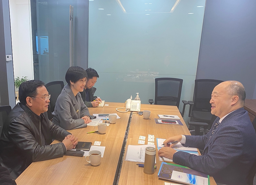 駐浙江聯絡處主任劉銘德（右）與浙江省貿促會副會長張善坤（左一）及浙江省國際商會秘書長嚴佳（左二）會面交流。