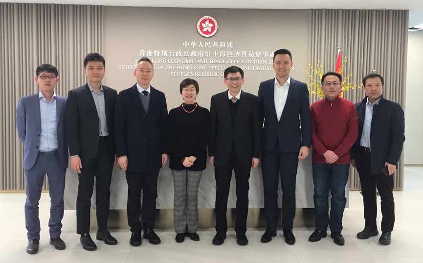 駐滬辦主任蔡亮（左四）、常州市港澳辦主任張宇（右四）及其他參會者於會面後合影