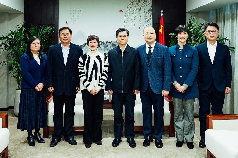 駐滬辦主任蔡亮（左三）、浙江省貿易促進委員會會長陳宗堯（中）、駐浙江聯絡處主任劉銘德（右三）、浙江省貿易促進委員會副會長張善坤（左二）及浙江省國際商會秘書長嚴佳（右二）等於會後合影
