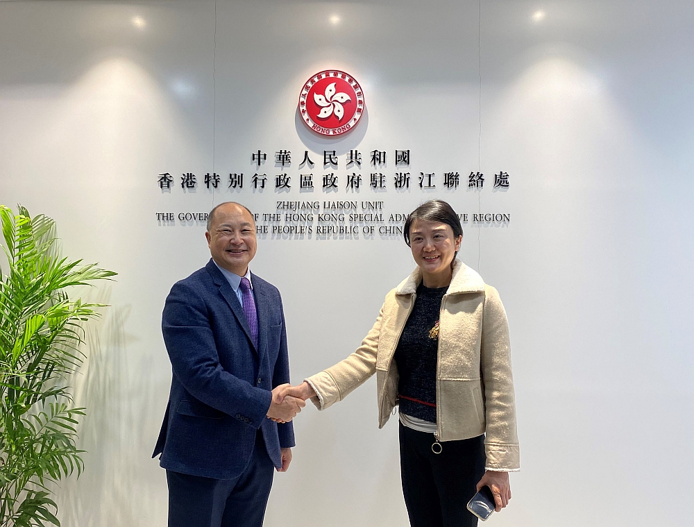 駐浙江聯絡處主任劉銘德（左）與杭州市港澳辦港澳處處長杜鵑（右）會後合影。