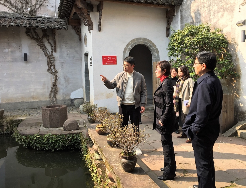 駐滬辦主任（左二）參觀西溪南古鎮的民宿項目發展情況