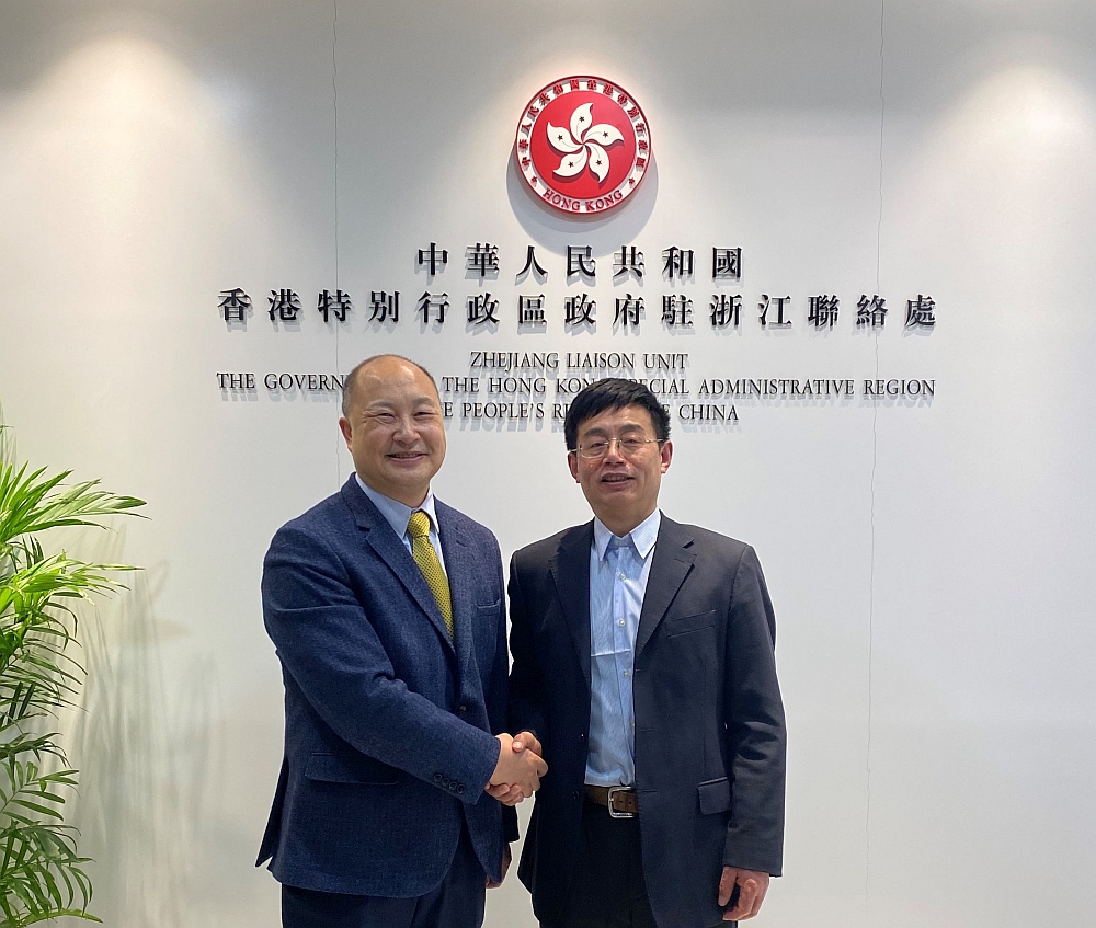 駐浙江聯絡處主任劉銘德（左）與紹興市港澳辦副主任胡華鋼（右）合影。