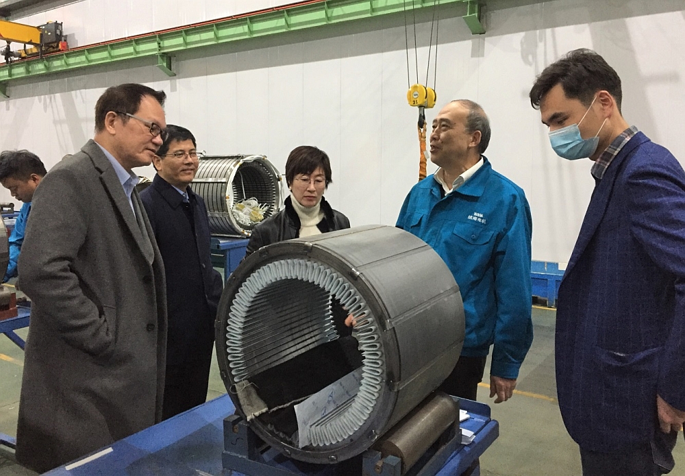 駐滬辦主任蔡亮（中）考察安徽威能電機公司