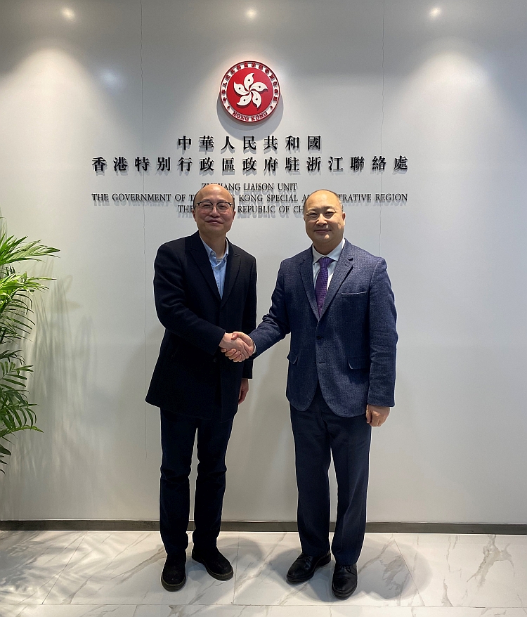 駐浙江聯絡處主任劉銘德（右）與浙江理工大學港澳台辦公室主任傅翔（左）合影。