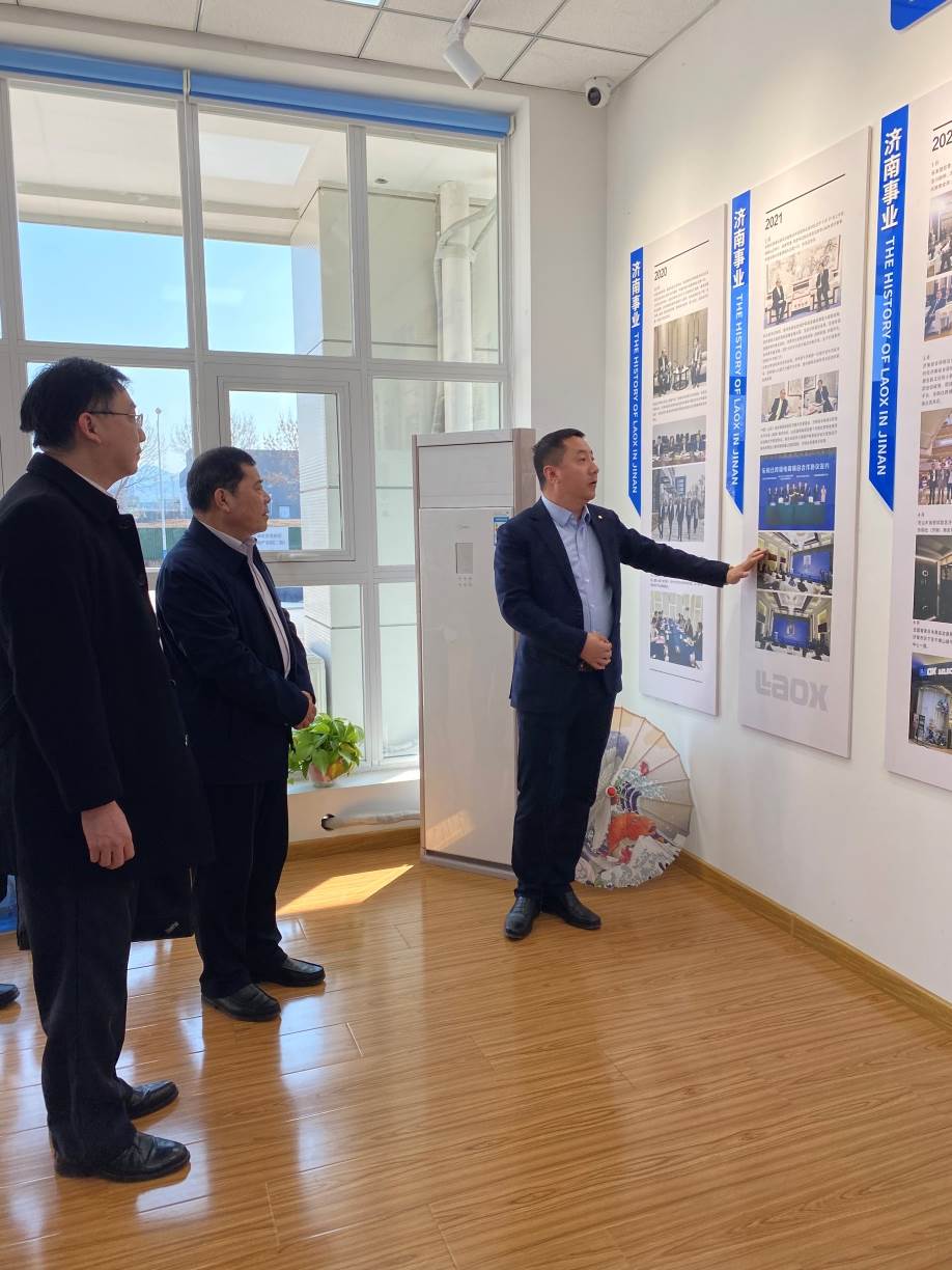 駐山東聯絡處副主任方明遠（左一）及濟南市台港澳辦副主任孟昭友（左二）考察樂購仕跨境電商展示中心