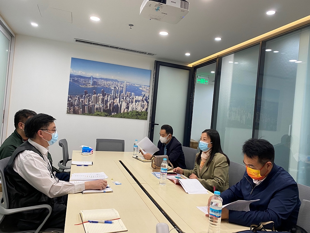 駐山東聯絡處副主任方明遠（左一）與濟南市台港澳辦港澳處處長王文華（右一）等會面