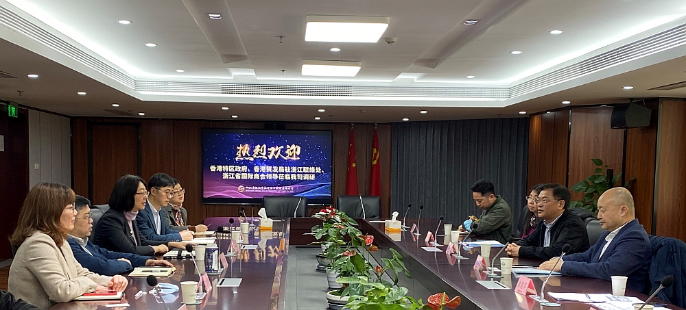 駐浙江聯絡處主任劉銘德（右一）與浙江省貿促會副會長張善坤（右二）、浙江省糧油食品進出口股份有限公司總經理宋耀華（左三）及浙江塔牌進出口有限公司總經理沈幸囡（左一）會面交流