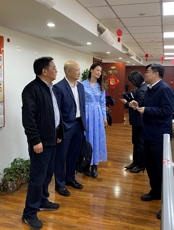 駐浙江聯絡處主任劉銘德（左二）、浙江省貿促會副會長張善坤（左一）與香港貿易發展局杭州代表處主任潘慧萍（中）一行參觀浙江省糧油食品進出口股份有限公司電商部門