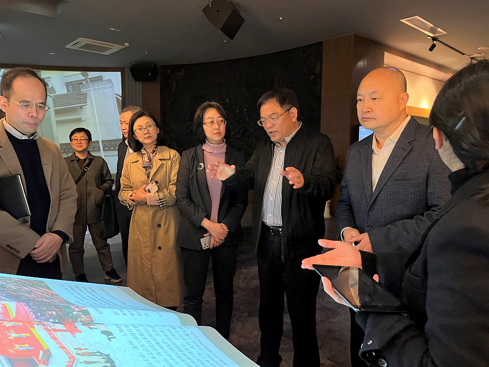 駐浙江聯絡處主任劉銘德（右二）與浙江省貿促會副會長張善坤（右三）、紹興市貿促會會長趙浪平（左三）等參觀浙江塔牌進出口有限公司