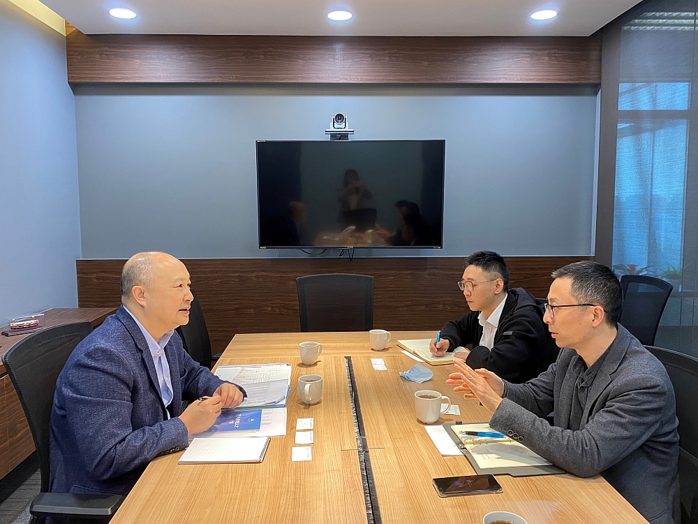 駐浙江聯絡處主任劉銘德（左）與浙江省交通投資集團有限公司國際業務部總經理宗偉（右一）會面交流。