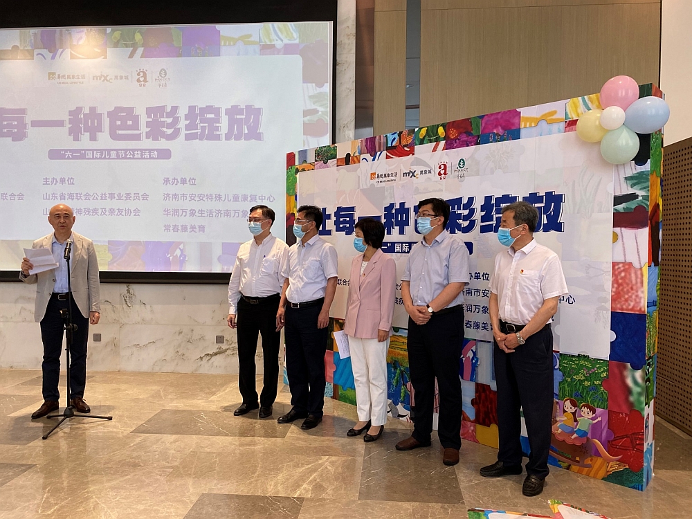 駐山東聯絡處副主任方明遠（左二）、山東省委統戰部副部長張靜（右三）、山東省政協港澳台僑和外事委員會副主任陳棟（右二）等主禮“六一”國際兒童節公益活動