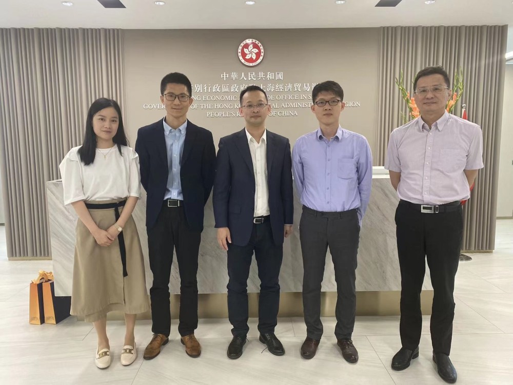 香港特區政府駐滬辦經貿關係總監龐錦輝（右二）與遠東宏信有限公司機構與資本運作部高級總監彭科（中）一行合影