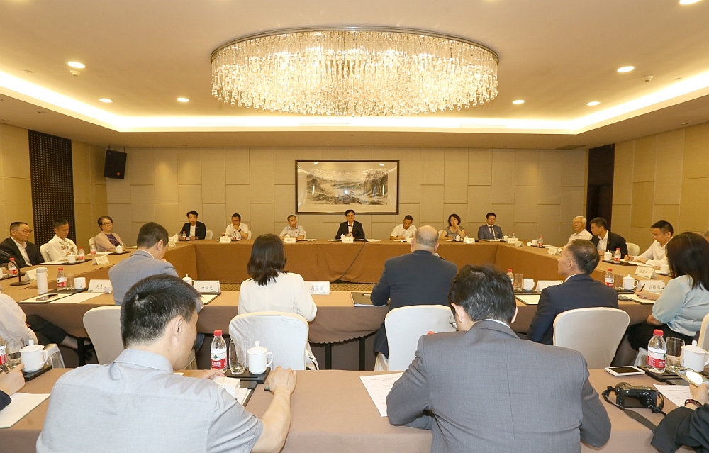 駐浙江聯絡處主任與浙江省港澳辦主任顧建新（一排左四）、副主任姚國文（一排左五）等交流座談