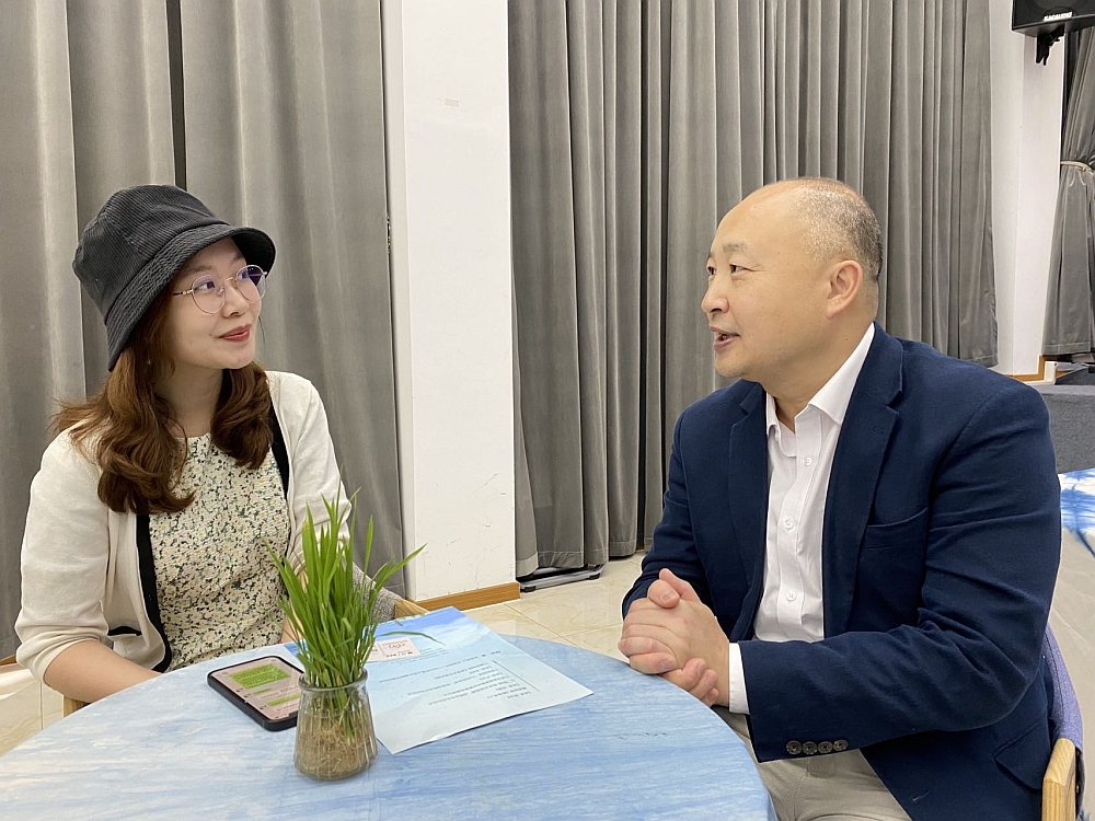 駐浙江聯絡處主任劉銘德（右）接受中國新聞社訪問。
