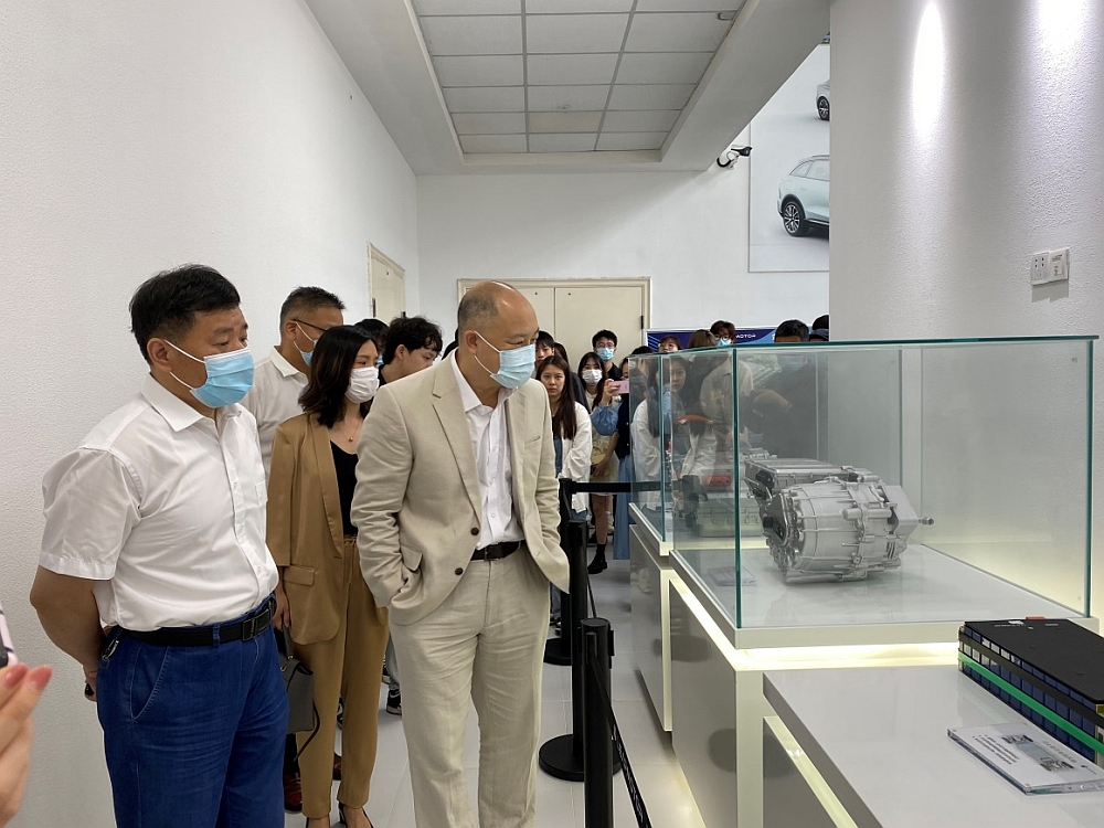 駐浙江聯絡處主任劉銘德（右一）在金華市港澳辦副主任馬金廳
（左一）陪同下參觀零跑汽車智能製造基地
